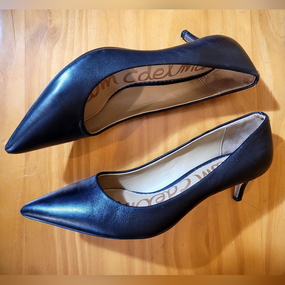 Classic Black Kitten Heel Pumps 🖤 - Picture 4 of 10